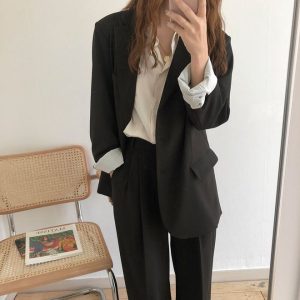 Layer áo sơ mi nữ công sở với áo gile hoặc blazer