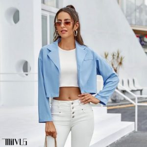 Phối áo blazer với áo croptop